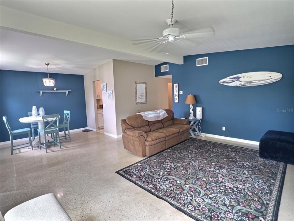 For Rent: $2,000 (2 beds, 1 baths, 1096 Square Feet)