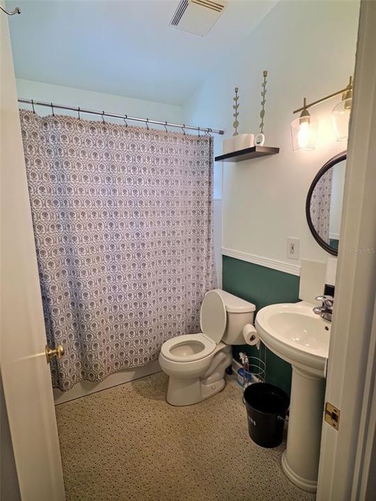 For Rent: $2,000 (2 beds, 1 baths, 1096 Square Feet)