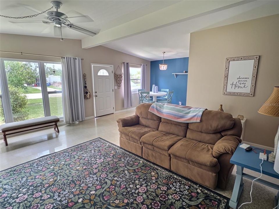 For Rent: $2,000 (2 beds, 1 baths, 1096 Square Feet)
