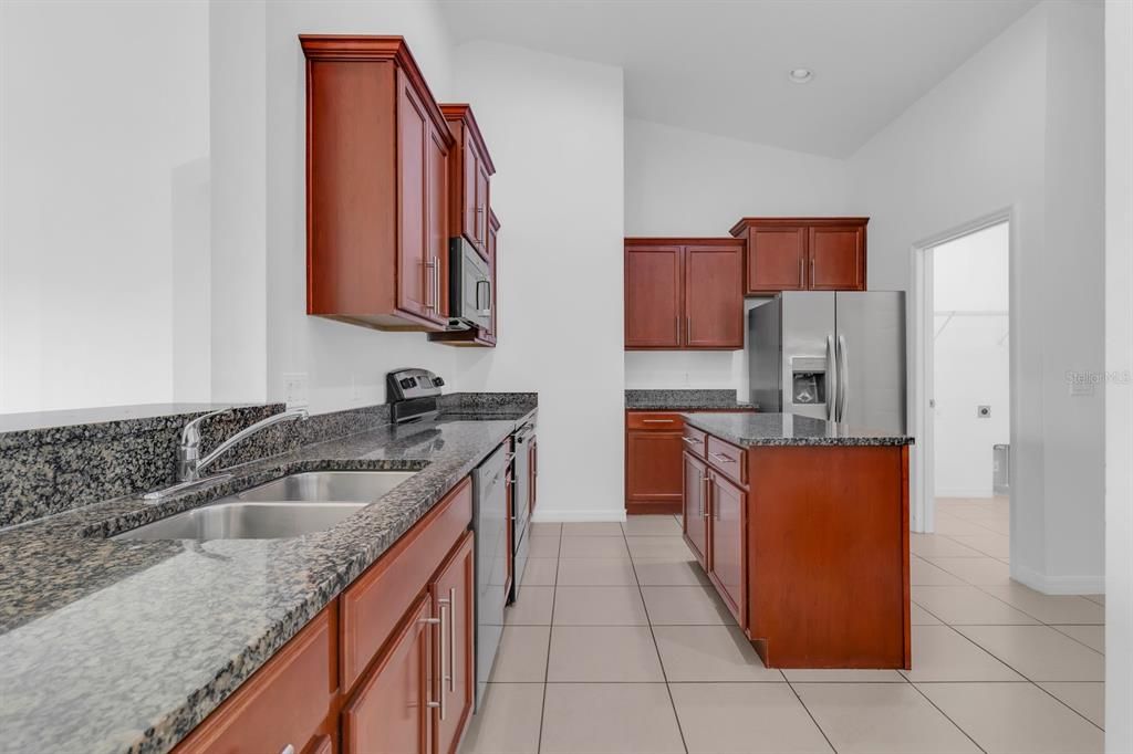 На продажу: $375,000 (4 спален, 2 ванн, 2165 Квадратных фут)