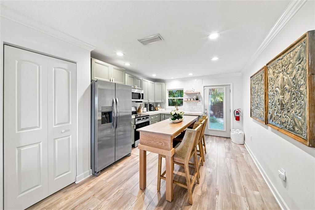 For Sale: $1,095,000 (2 beds, 2 baths, 1132 Square Feet)