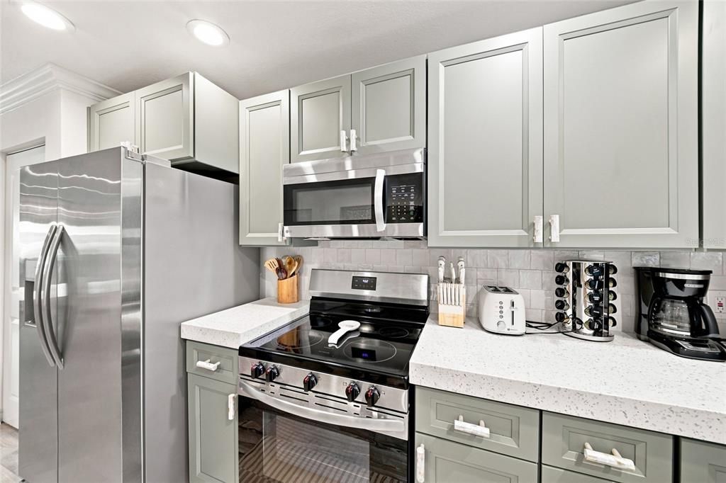 For Sale: $1,095,000 (2 beds, 2 baths, 1132 Square Feet)