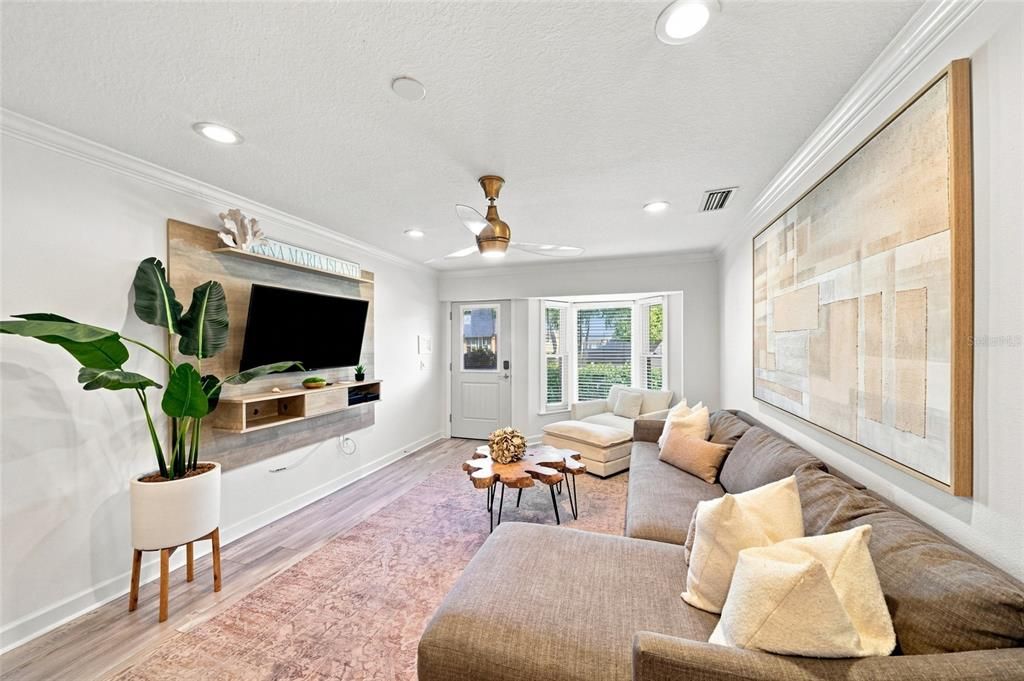 For Sale: $1,095,000 (2 beds, 2 baths, 1132 Square Feet)
