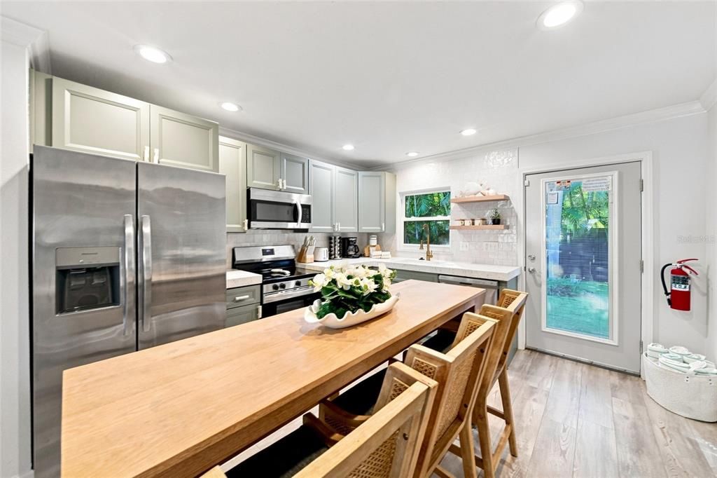 For Sale: $1,095,000 (2 beds, 2 baths, 1132 Square Feet)