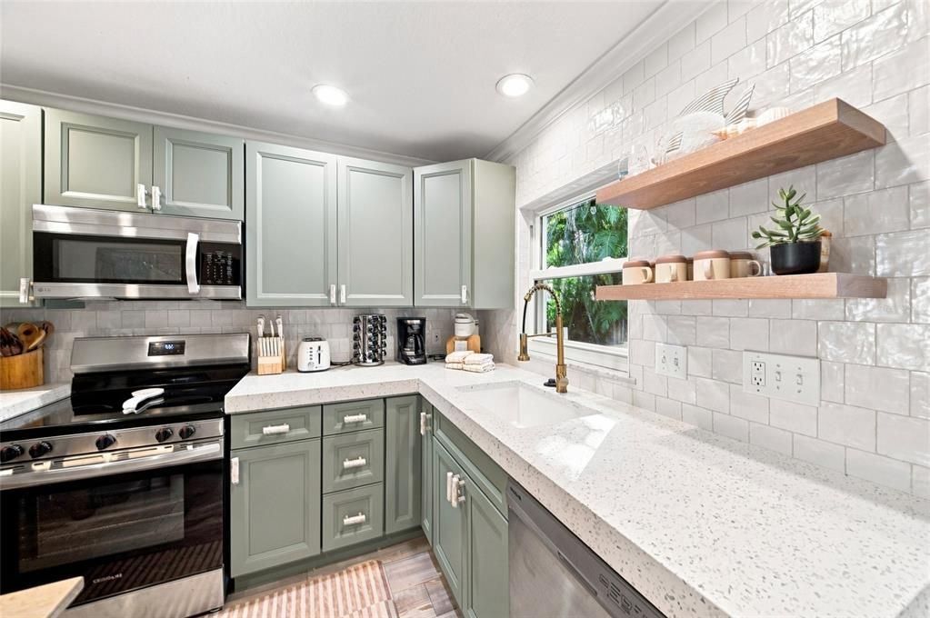 For Sale: $1,095,000 (2 beds, 2 baths, 1132 Square Feet)