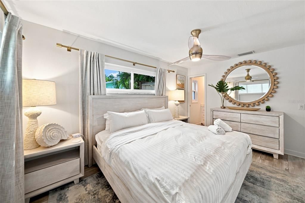 For Sale: $1,095,000 (2 beds, 2 baths, 1132 Square Feet)