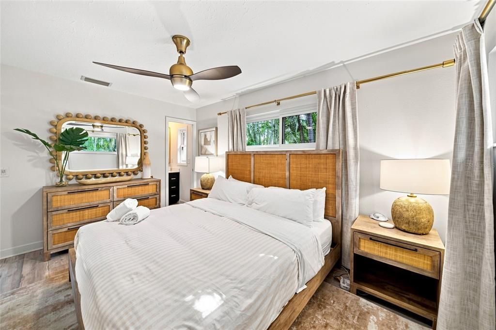 For Sale: $1,095,000 (2 beds, 2 baths, 1132 Square Feet)