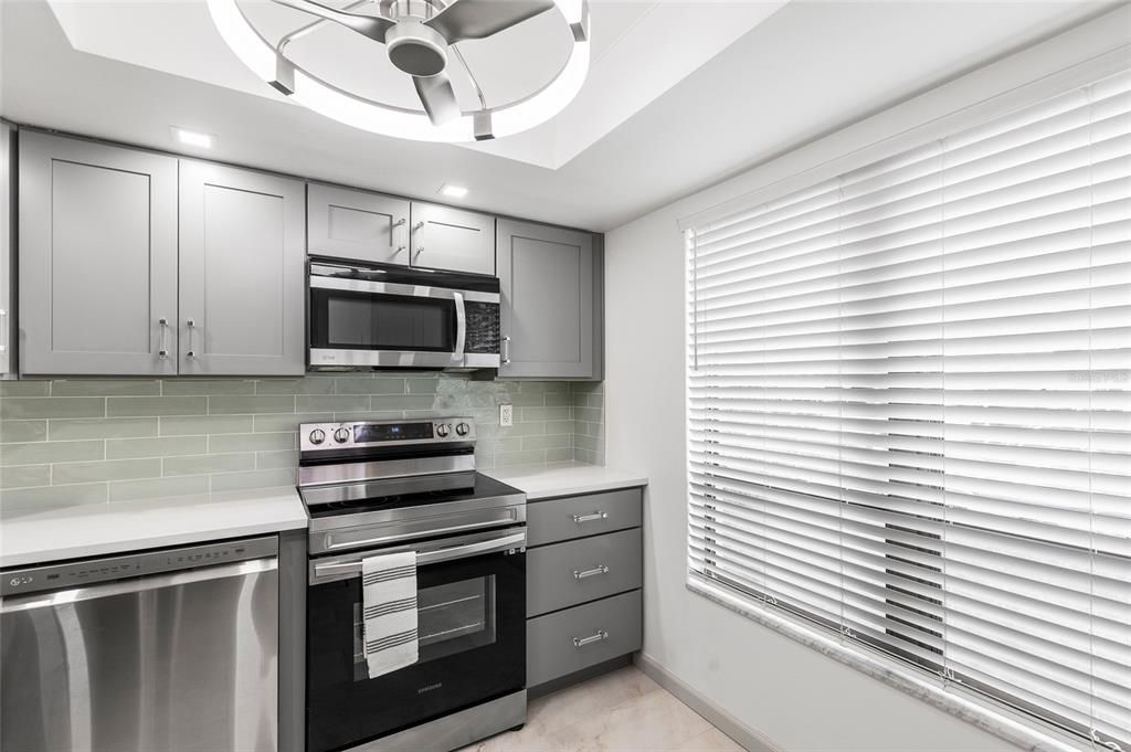 На продажу: $270,000 (2 спален, 2 ванн, 1130 Квадратных фут)
