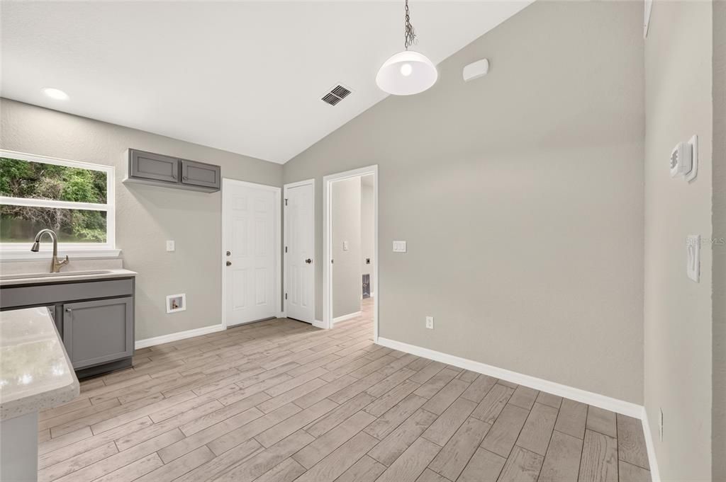 For Sale: $239,000 (3 beds, 2 baths, 1091 Square Feet)