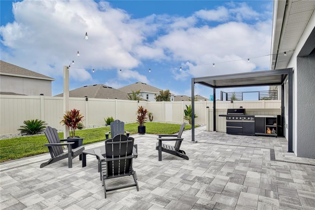 For Sale: $850,000 (6 beds, 4 baths, 4142 Square Feet)