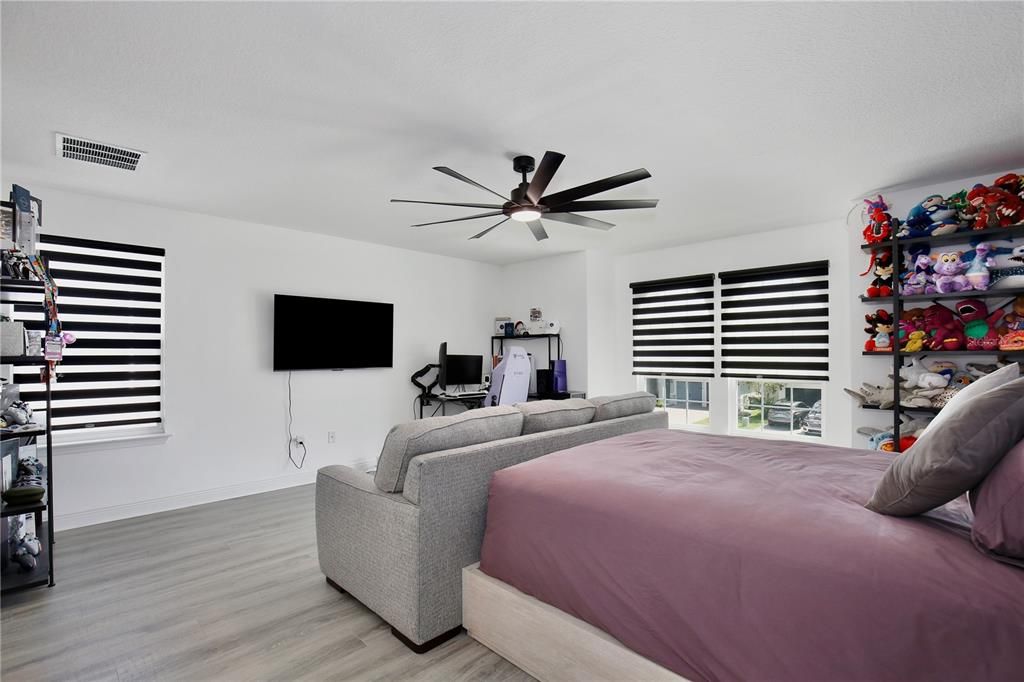 For Sale: $850,000 (6 beds, 4 baths, 4142 Square Feet)