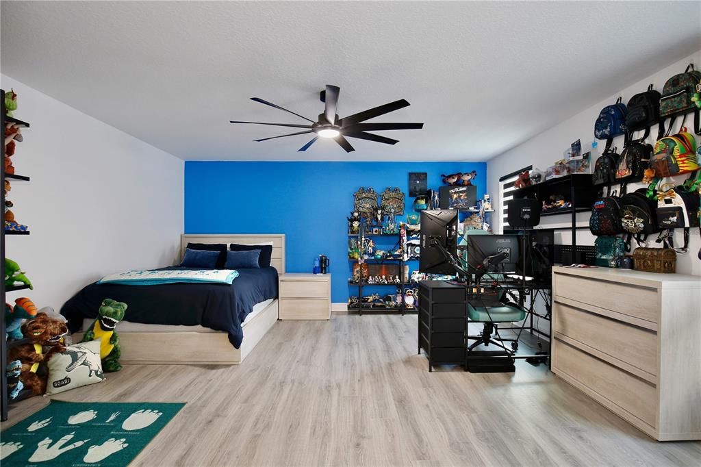 For Sale: $850,000 (6 beds, 4 baths, 4142 Square Feet)
