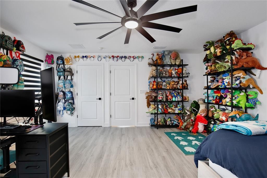 For Sale: $850,000 (6 beds, 4 baths, 4142 Square Feet)