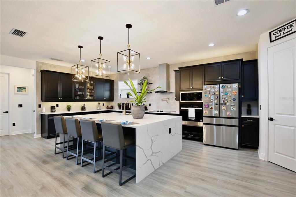 For Sale: $850,000 (6 beds, 4 baths, 4142 Square Feet)