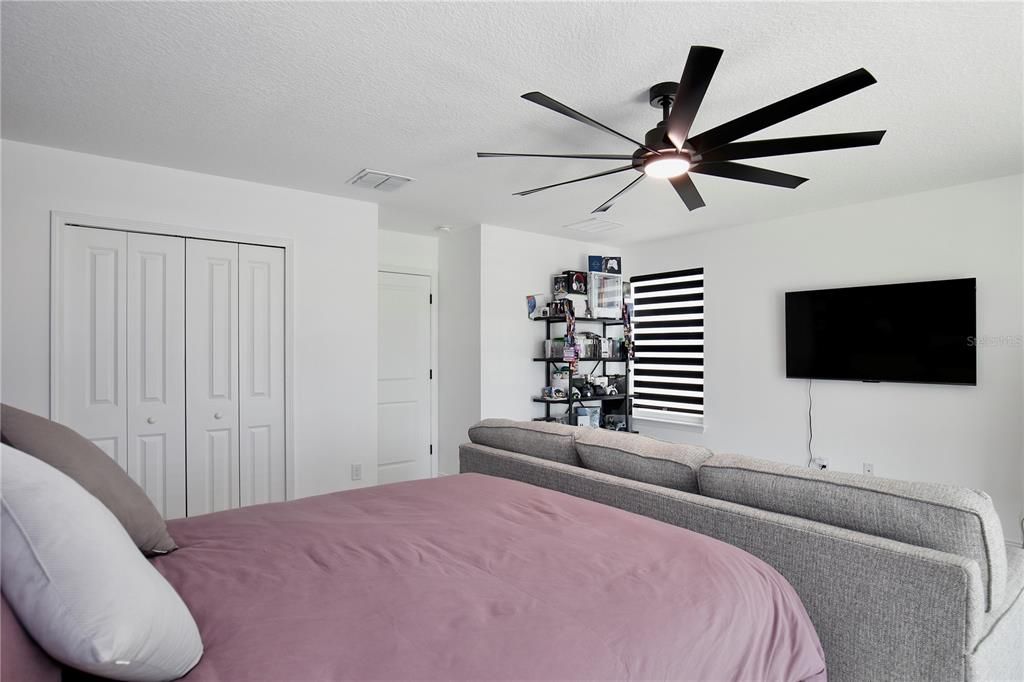 For Sale: $850,000 (6 beds, 4 baths, 4142 Square Feet)