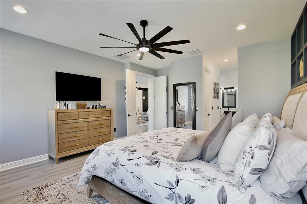 For Sale: $850,000 (6 beds, 4 baths, 4142 Square Feet)