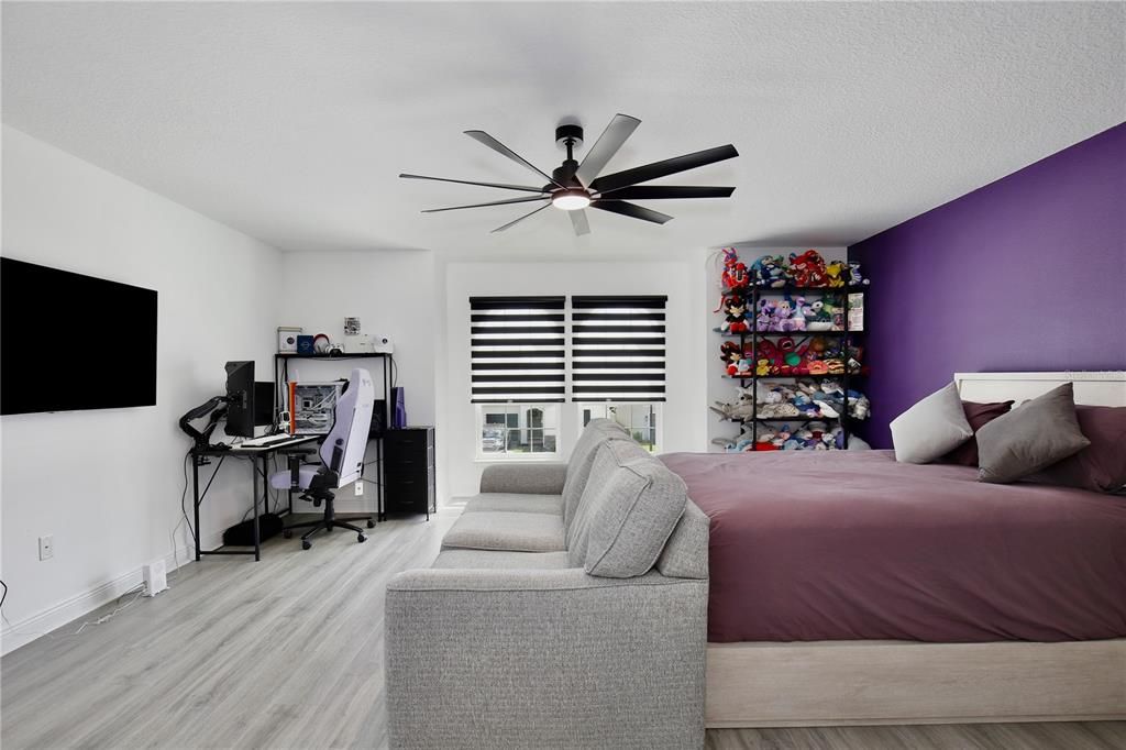 For Sale: $850,000 (6 beds, 4 baths, 4142 Square Feet)