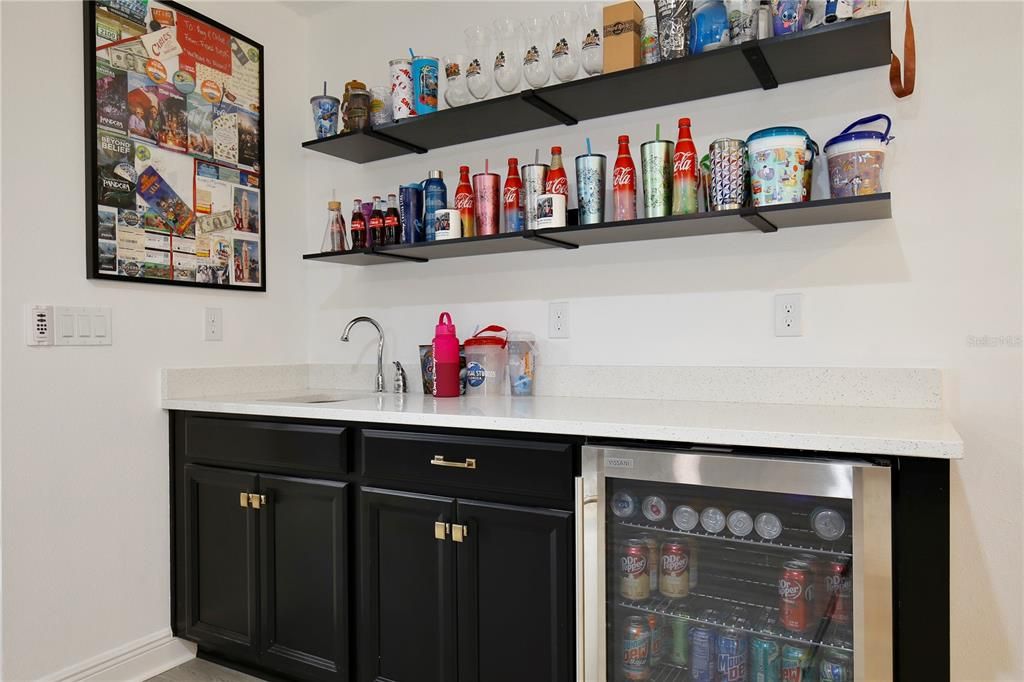 For Sale: $850,000 (6 beds, 4 baths, 4142 Square Feet)