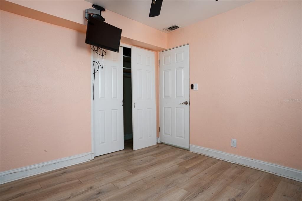 For Sale: $895,900 (2 beds, 2 baths, 984 Square Feet)