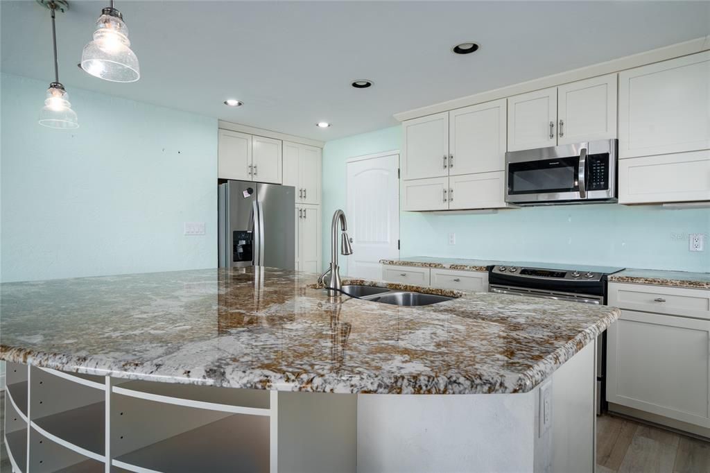 For Sale: $895,900 (2 beds, 2 baths, 984 Square Feet)