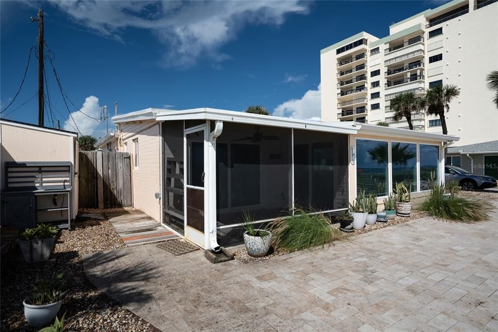 For Sale: $895,900 (2 beds, 2 baths, 984 Square Feet)