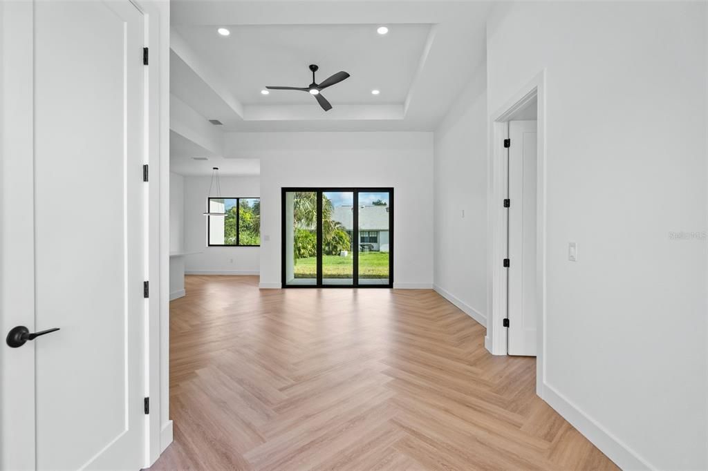 На продажу: $429,900 (4 спален, 2 ванн, 1834 Квадратных фут)