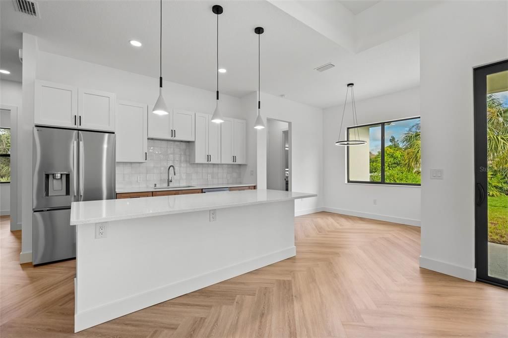 На продажу: $429,900 (4 спален, 2 ванн, 1834 Квадратных фут)