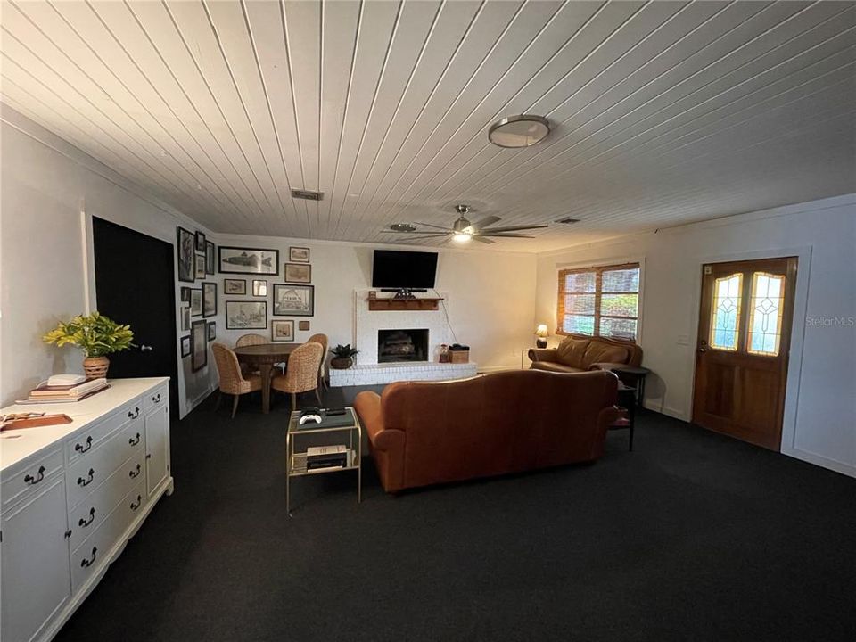 For Rent: $3,250 (4 beds, 2 baths, 3144 Square Feet)