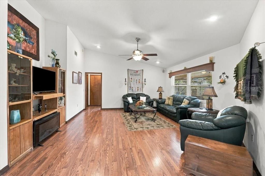 En Venta: $540,000 (4 camas, 3 baños, 2591 Pies cuadrados)