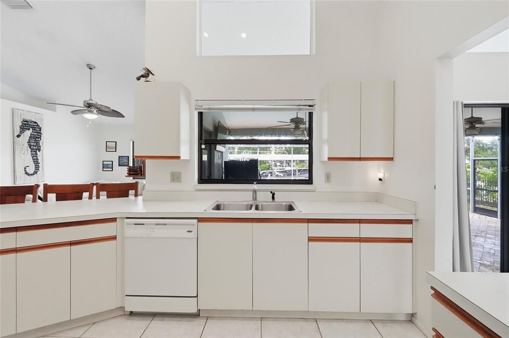 На продажу: $719,000 (3 спален, 2 ванн, 1701 Квадратных фут)