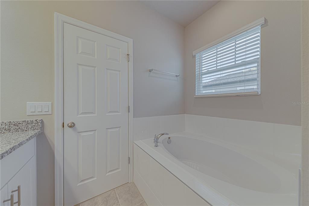 For Sale: $400,000 (3 beds, 2 baths, 1779 Square Feet)