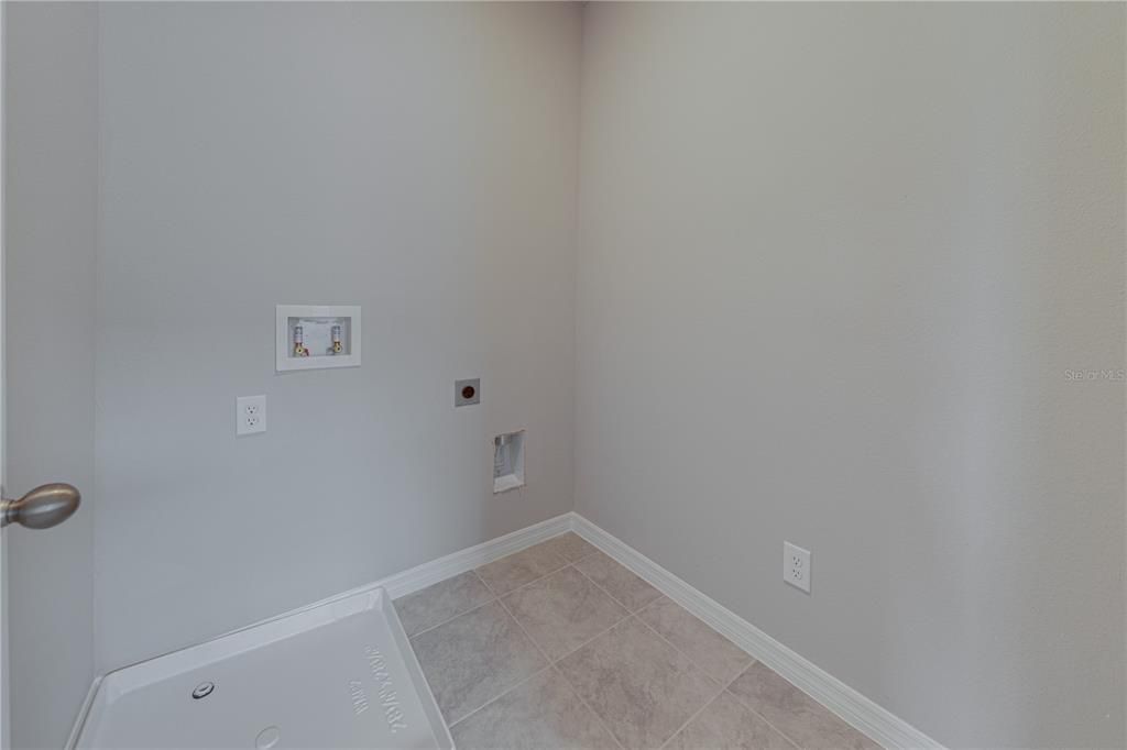 For Sale: $400,000 (3 beds, 2 baths, 1779 Square Feet)