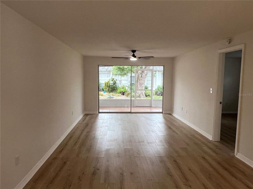 For Sale: $99,900 (2 beds, 2 baths, 888 Square Feet)