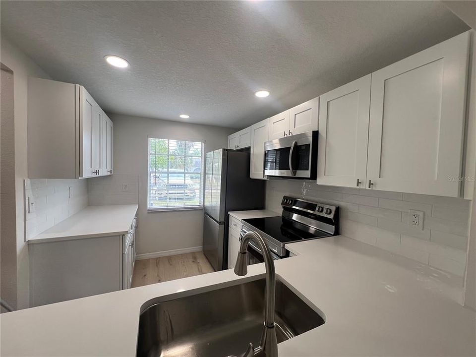 For Sale: $99,900 (2 beds, 2 baths, 888 Square Feet)