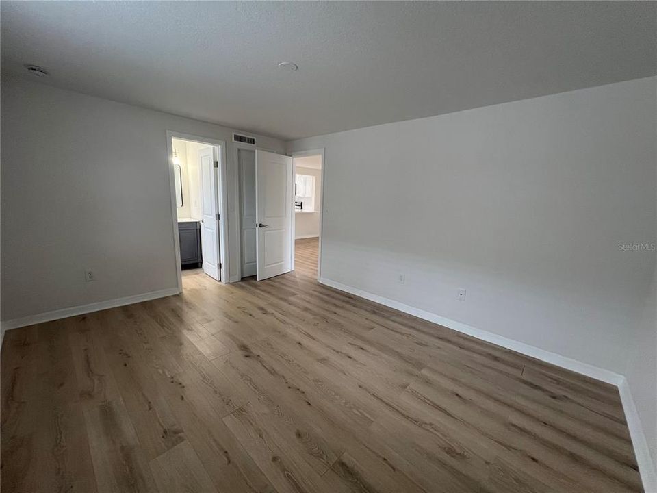 For Sale: $99,900 (2 beds, 2 baths, 888 Square Feet)