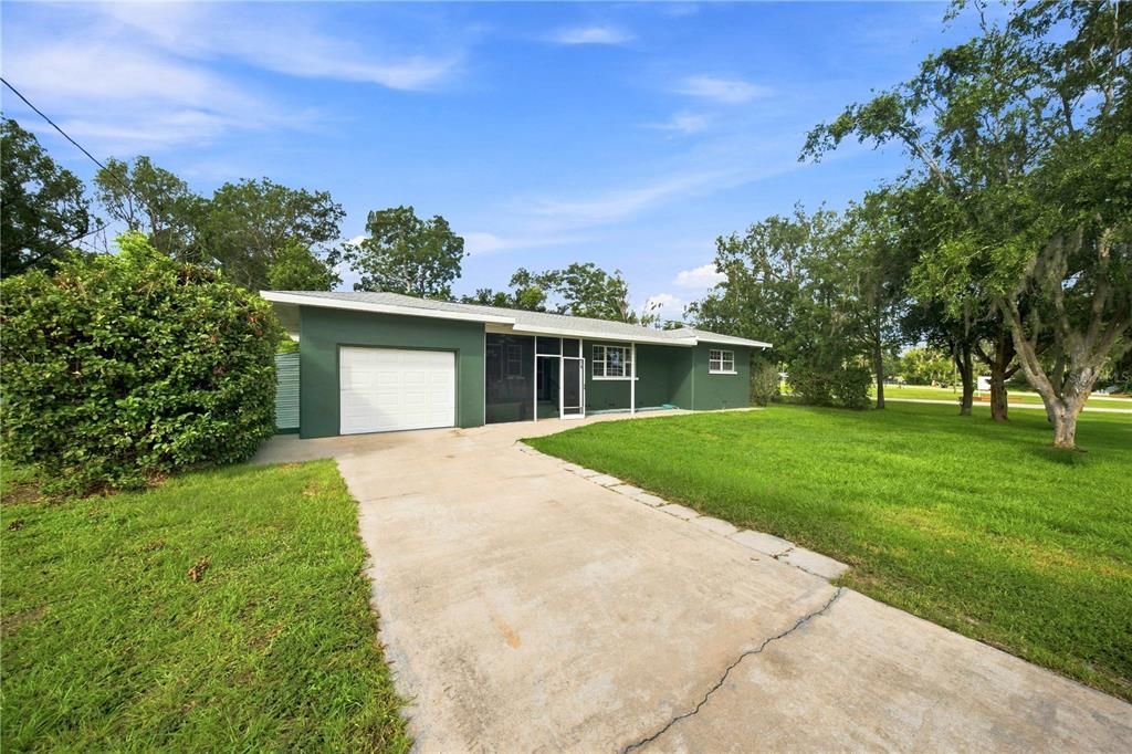 For Sale: $165,000 (2 beds, 1 baths, 940 Square Feet)