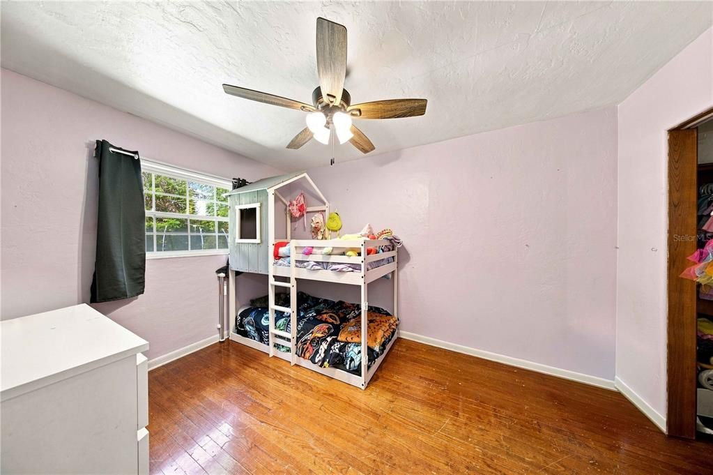 For Sale: $165,000 (2 beds, 1 baths, 940 Square Feet)