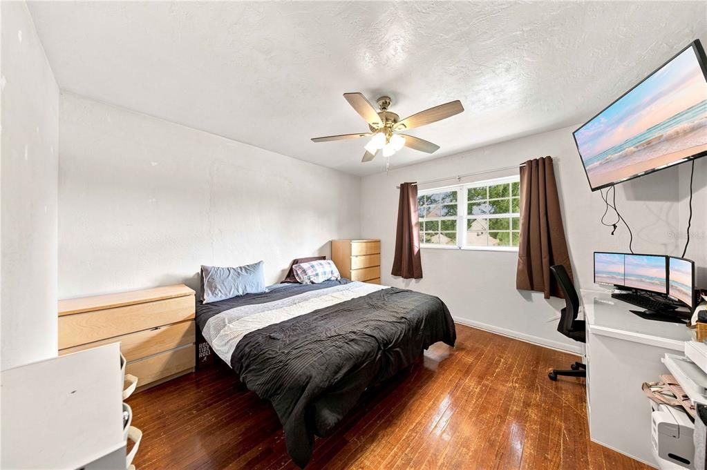 For Sale: $165,000 (2 beds, 1 baths, 940 Square Feet)