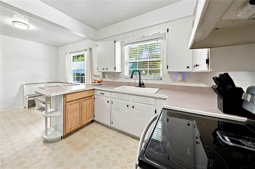 For Sale: $165,000 (2 beds, 1 baths, 940 Square Feet)