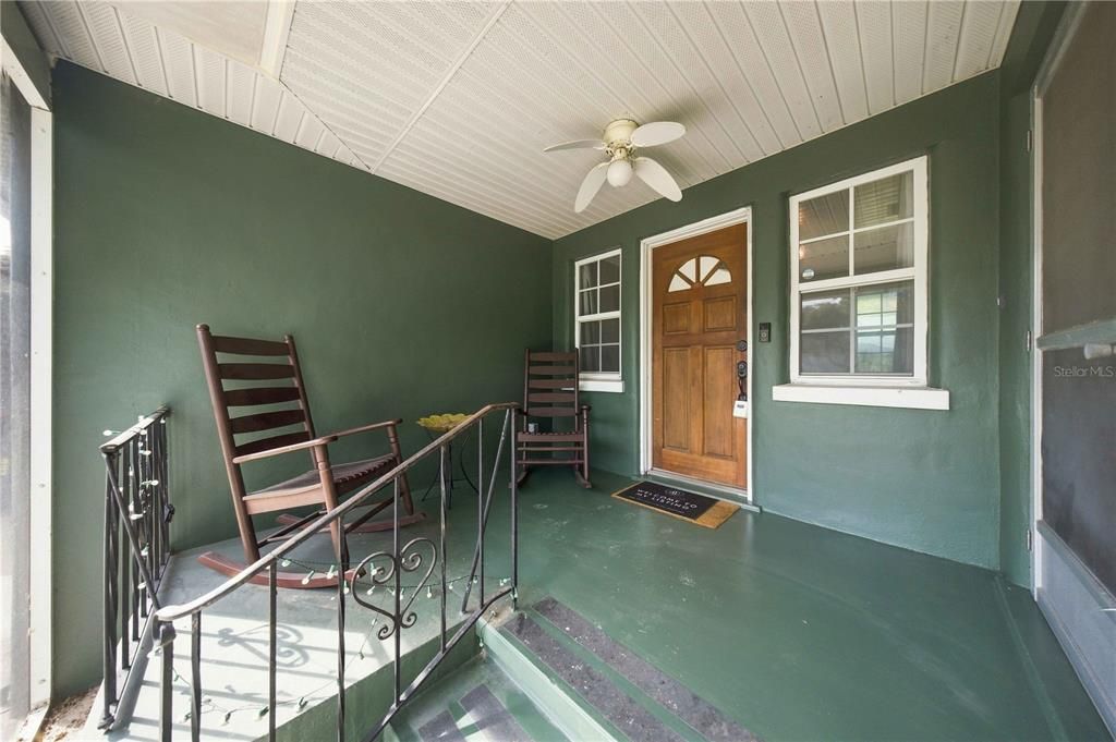 For Sale: $165,000 (2 beds, 1 baths, 940 Square Feet)
