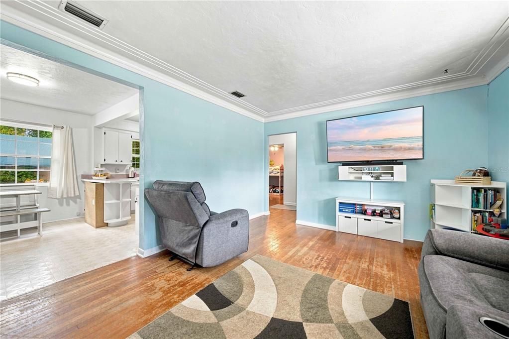 For Sale: $165,000 (2 beds, 1 baths, 940 Square Feet)