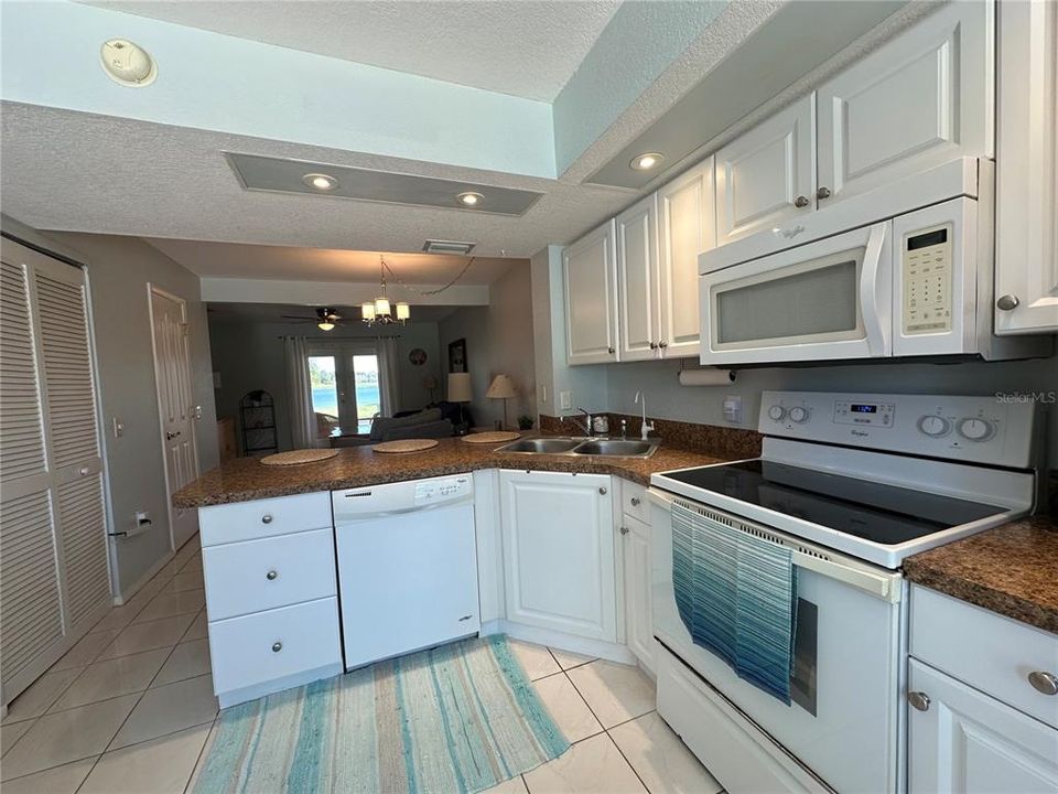 На продажу: $189,000 (2 спален, 2 ванн, 1078 Квадратных фут)