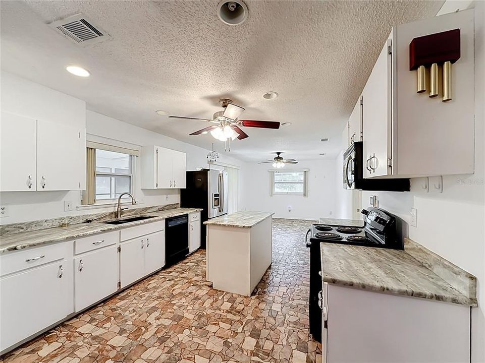 For Sale: $190,000 (3 beds, 2 baths, 1456 Square Feet)