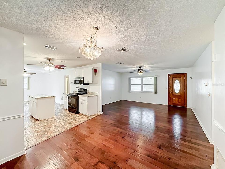 For Sale: $190,000 (3 beds, 2 baths, 1456 Square Feet)