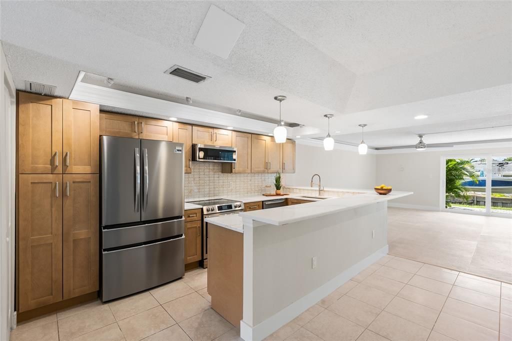 На продажу: $349,999 (2 спален, 2 ванн, 1225 Квадратных фут)