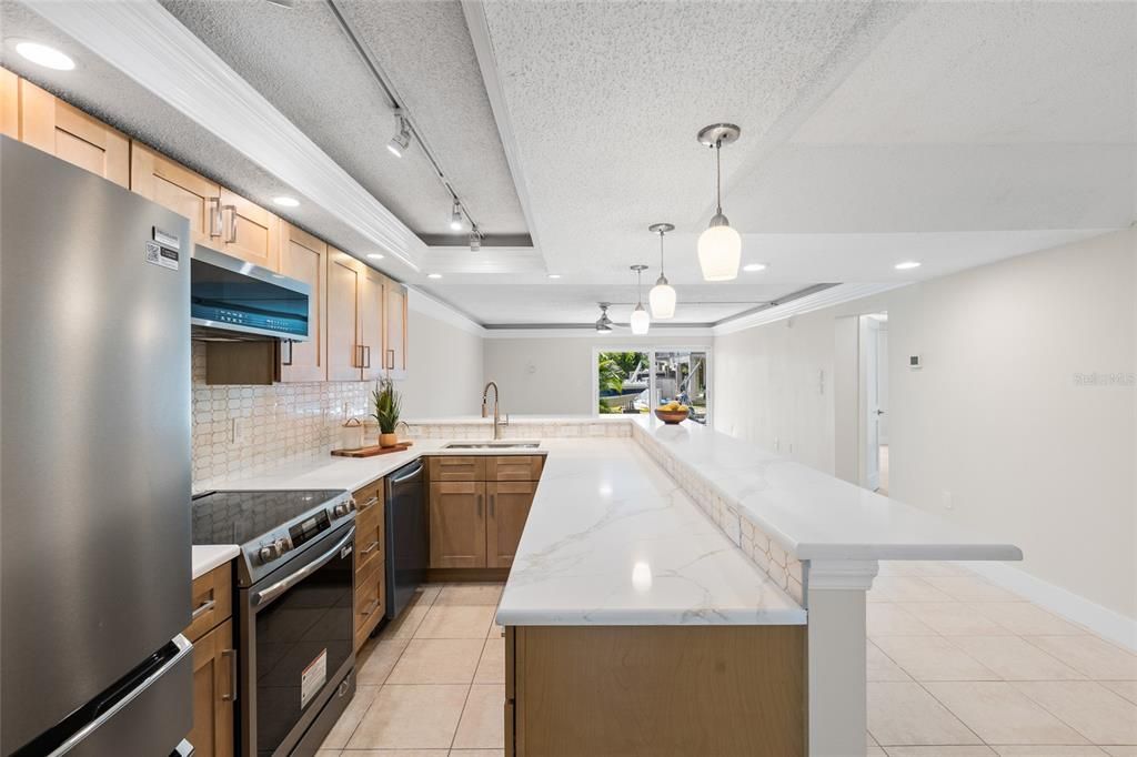 На продажу: $349,999 (2 спален, 2 ванн, 1225 Квадратных фут)