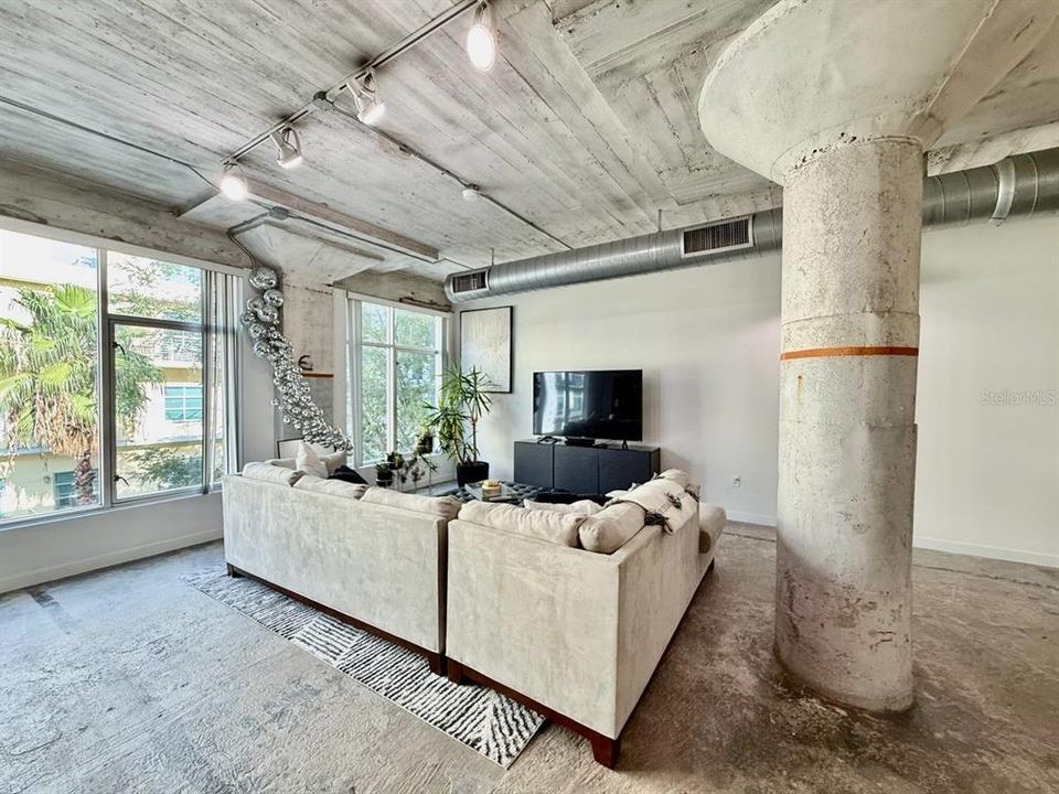 For Rent: $2,900 (1 beds, 1 baths, 1300 Square Feet)