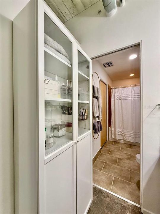 For Rent: $2,900 (1 beds, 1 baths, 1300 Square Feet)