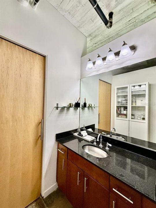 For Rent: $2,900 (1 beds, 1 baths, 1300 Square Feet)