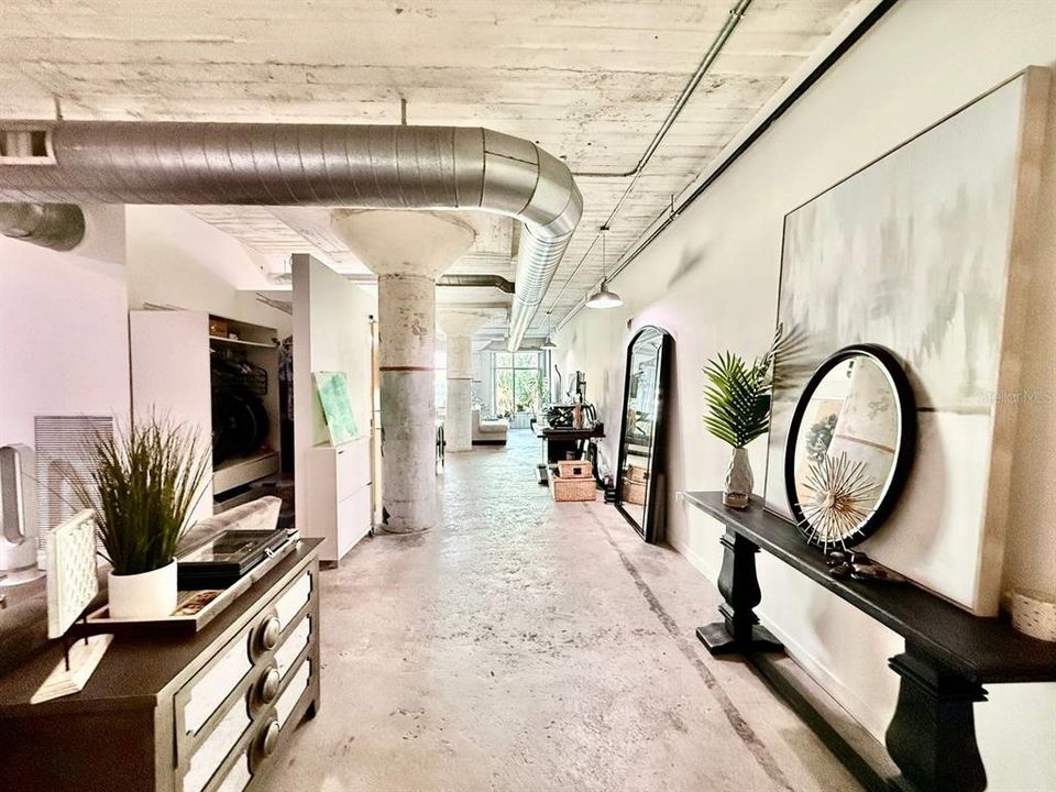 For Rent: $2,900 (1 beds, 1 baths, 1300 Square Feet)
